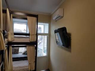 Хостелы Hostel Sputnik Харьков Спальное место на двухъярусной кровати в общем номере для мужчин и женщин-7
