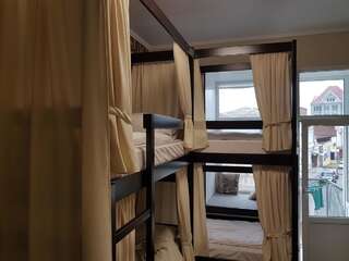 Хостелы Hostel Sputnik Харьков Спальное место на двухъярусной кровати в общем номере для мужчин и женщин-9